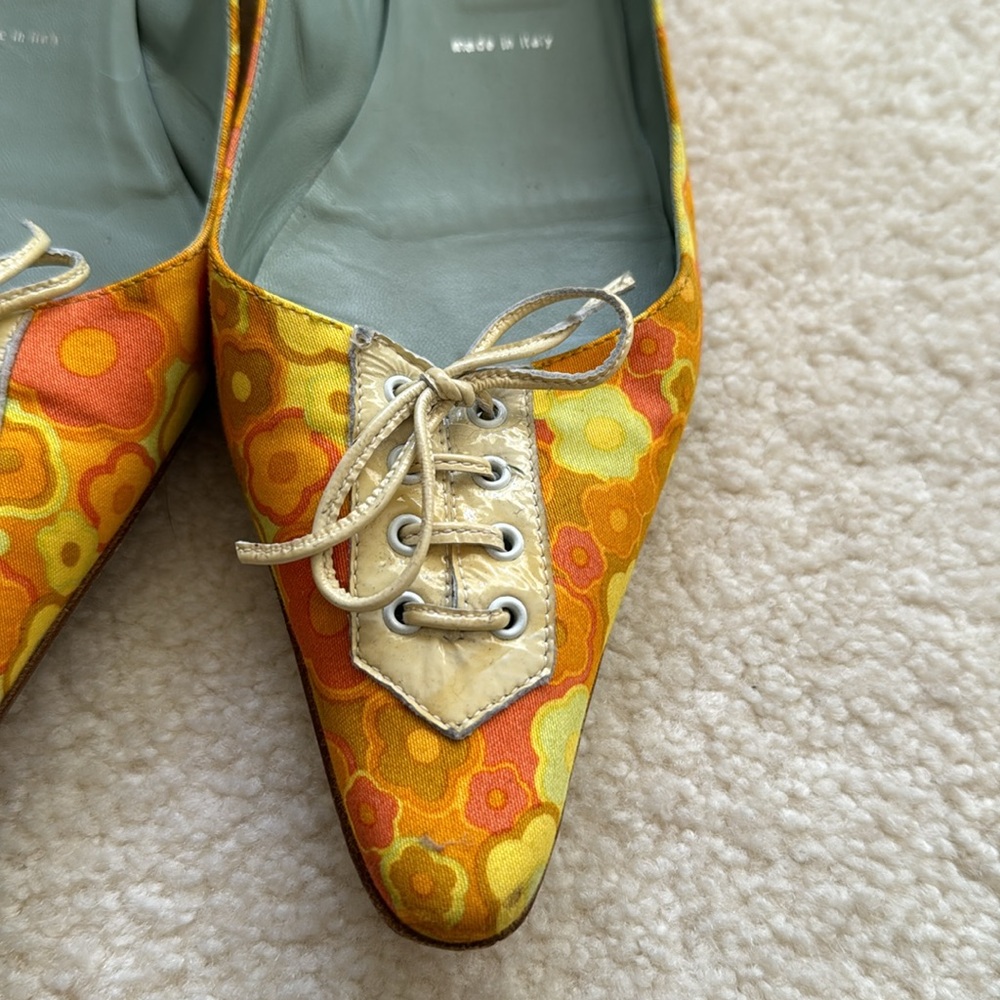 Sigerson Morrison retro Flower Power print pointy toe lace up kitten heel pumps - Picture 3 of 8